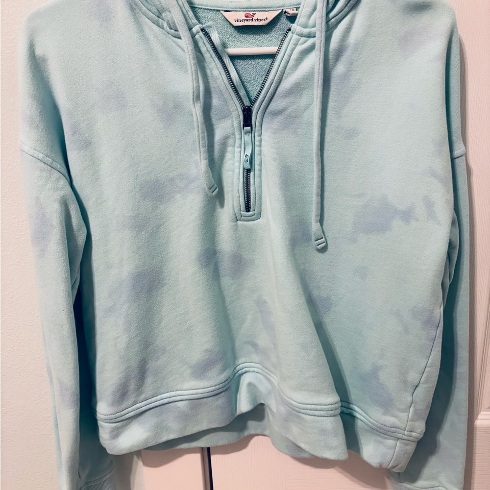 Vineyard Vines cropped hoodie. Washed tie dye blue color. Size S.